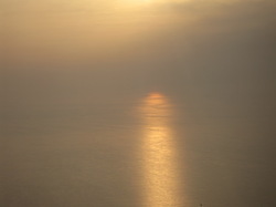 黄海に落ちる夕陽は黄砂にかすんでいたと言う写真