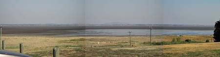 CRFの工場前の湖はほとんど水が無くなっていたと言う写真